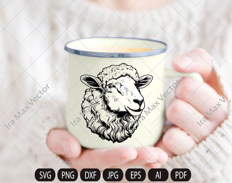 Puede incluir: Una taza de esmalte blanco con una ilustraci&oacute;n en blanco y negro de la cabeza de una oveja. La oveja tiene un abrigo blanco y esponjoso y una nariz negra.