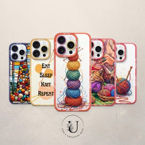 Könnte beinhalten: Fünf verschiedene Handyhüllen mit bunten Designs mit Garn, Stricknadeln und dem Text "Essen Schlafen Stricken Wiederholen".
