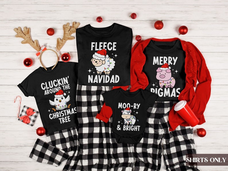 Peut inclure: Un ensemble de quatre t-shirts sur le th&egrave;me de No&euml;l avec un motif &eacute;cossais noir et blanc. Les t-shirts pr&eacute;sentent diff&eacute;rents personnages d'animaux portant des bonnets de P&egrave;re No&euml;l et le texte "Fleece Navidad", "Cluckin' Around the Christmas Tree", "Merry Digmas" et "Moo-ry & Bright".