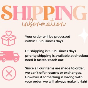 K&ouml;nnte beinhalten: Grafik mit dem Text "SHIPPING information" in Orange und Pink. Der Text wird von Illustrationen einer Box mit einem Herz, einem Lieferwagen und einem roten X begleitet. Zus&auml;tzlicher Text liefert Details zur Auftragsbearbeitung und Versandzeiten.