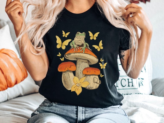Frog and Mushrooms Shirt - Cottagecore Shirt Crewneck - Aesthetic Summer Clothing - Dark Academia Tee - Toad T-shirt - Autumn Fall Shirts