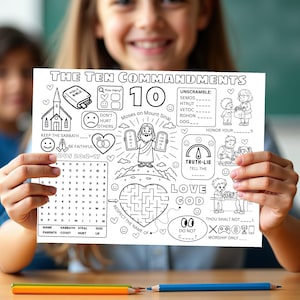 Könnte beinhalten: Ein schwarz-weiß Malvorlage mit dem Titel "Die Zehn Gebote", die von einem Kind gehalten wird. Die Seite enthält Illustrationen einer Kirche, einer Bibel und Moses mit den Zehn Geboten. Der Text enthält "Liebe Gott".