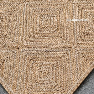 Handgewebter Naturjute-Teppich (274 x 366 cm), gemusterter Rauten-Flechtteppich, rustikaler Landhaus-Dhurrie-Teppich, großer Bodenbelag im Vintage-Stil