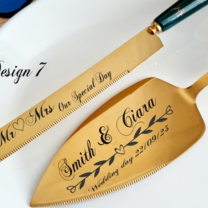 Może przedstawiać: Złoty zestaw noża i łopatki do ciasta z ciemnozielonymi uchwytami i złotymi akcentami. Na nożu napis "Mr & Mrs Our Special Day". Na łopatce napis "Smith & Ciara Wedding day 22/09/25".