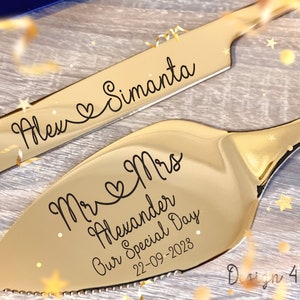 Puede incluir: Juego de cuchillo y servidor de pastel de bodas dorado. El cuchillo está grabado con "Alex & Simanta" y un corazón. El servidor está grabado con "Mr & Mrs Alexander, Our Special Day, 22-09-2023" y un corazón. Diseño 4.