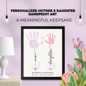 Arte personalizada de impressão de mão de mãe e filha: lembrança de flores (download digital)
