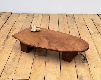 Mesa de centro baja Wabi Sabi, altar de meditación de roble con borde natural, mesa de té japonesa para el suelo.