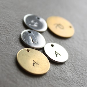 colgante de letra, personalizado, aluminio, colgante de latón, letra grabada, inicial