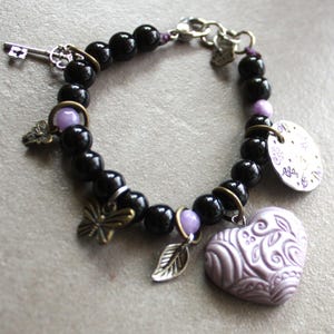 Pulsera de cuentas y piedras duras, macramé, acero inoxidable, con letra personalizada, regalo hermana, tia, mama, corazón morado y perlas negras