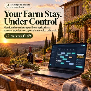 Könnte beinhalten: Ein Laptop mit einer digitalen Kalenderoberfläche auf einem Holztisch. Der Text lautet: Sviluppo su misura Custom-built, Your Farm Stay, Under Control, Gestionale su misura per il tuo agriturismo: camere, esperienze e caparre in un unico calendario, Da / From €149.