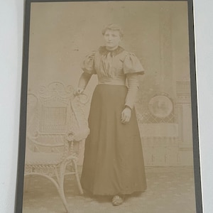 Anfang der 1900er Jahre Foto von junger Frau mit Trommel im Hintergrund Galeton Pennsylvania