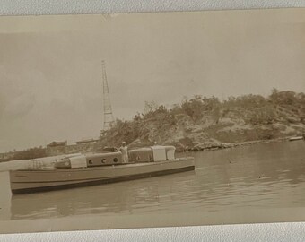 Foto von Mann auf Boot, eventuell Militär. 15 auf der Rückseite gedruckt