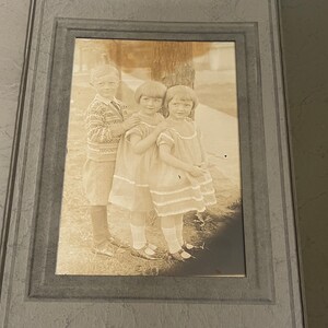 1910er Jahre Schrankkarte mit 3 entzückenden Kiddos