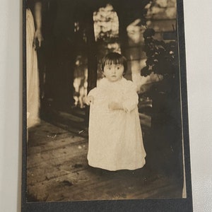 1920&#39;s-1930&#39;s photograph of adorable little girl