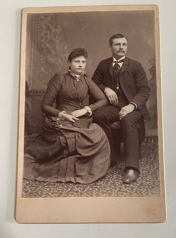 Caricatures : femme et petit collégien : couple bourgeois et un enfant