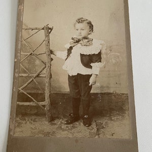 1899 Schrankkarte eines sehr süßen kleinen Jungen