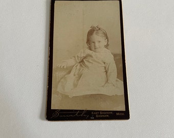 Tarjeta de gabinete de principios de 1900 de niña vestida de blanco