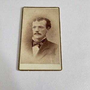 Späte 1800er CVD des Mannes mit einem wundervollen Schnurrbart