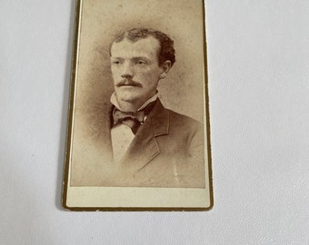 Finales de 1800 CVD de hombre con un maravilloso bigote