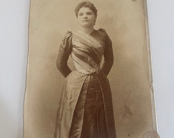 Tarjeta de gabinete de 1890 de una mujer con un vestido muy interesante