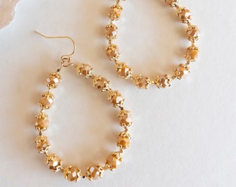 Boucles d'oreilles en forme de larme en or Belinda | Boucles d'oreilles ornées de perles moutarde | Créoles perlées jaunes de tous les jours