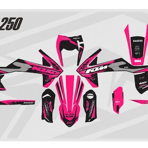 Könnte beinhalten: Ein Satz KTM 250 Motorradaufkleber in leuchtendem Pink, Schwarz und Grau. Die Aufkleber sind so angeordnet, dass die verschiedenen Teile des Motorrads, für die sie bestimmt sind, dargestellt werden, mit dem KTM-Logo.