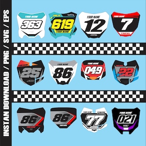 Puede incluir: Una colección de diseños de placas de matrícula de motocross en varios colores, incluyendo turquesa, amarillo, rojo y negro. Cada placa presenta un número único y espacio para un nombre, con un patrón de cuadros que separa las filas. La imagen está sobre un fondo azul claro.