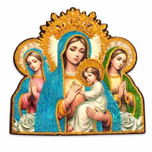 Peut inclure: Icône religieuse représentant une figure centrale tenant un enfant, flanquée de deux autres personnages. Les figures sont vêtues de robes bleues, roses et vertes, avec des détails dorés et des halos. Des roses blanches sont en bas.