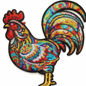 Peut inclure: Un écusson de coq coloré avec un design vibrant. L'écusson présente une crête et un fanon rouges, un bec jaune et un corps recouvert de paillettes de différentes couleurs, dont le bleu, le jaune, le rouge et le vert. L'écusson est bordé de noir.