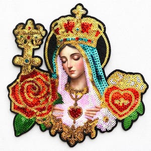 Peut inclure: Écusson brodé représentant une figure religieuse couronnée, avec une croix, des roses et un cœur. L'écusson utilise des paillettes dorées, rouges et turquoise sur fond noir. La femme porte un collier doré et un voile rose.