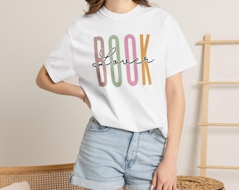 T-shirt voor boekenliefhebbers | Pastelkleurige letters in sierlijk schrift, T-shirt voor lezers, T-shirt voor boekenliefhebbers, Boekig, Lees-T-shirt, Boekenwurm, Cadeau voor lezers, Comfort Colors