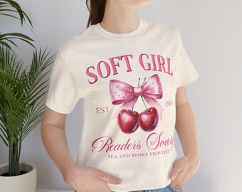 Soft Girl Readers Society uniseks T-shirt, T-shirt boekenliefhebber, leescadeaus, leuk literair shirt, lezerskleding, Coquette Vibes, strikken en boeken
