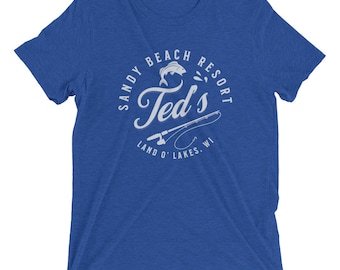 Norte de Wisconsin - Camiseta Up North - Ropa al aire libre - Camisa de pesca - Camisetas de Wisconsin - Cabin Life - Ted's Sandy Beach