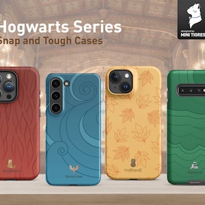 Puede incluir: Cuatro fundas para teléfono con diferentes diseños de las casas de Hogwarts. Las fundas son rojas con un patrón de veta de madera, azules con un patrón de onda, amarillas con un patrón de hojas y verdes con un patrón de onda. Cada funda tiene el escudo de armas y el nombre de la casa impresos en la parte inferior.