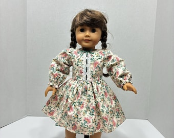 Sukienka American Doll w kolorze złamanej bieli z nadrukiem w różowe kwiaty i zielone liście