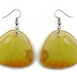 Pendientes de alas reales con estampado de color amarillo brillante, trabajo de resina de alas de mariposa