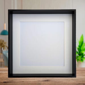 Moldura preta 3D para sombra, 16x16, com passe-partout.