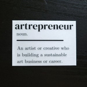 以下が含まれることがあります： 「アートプレナー」という言葉が、持続可能なアートビジネスやキャリアを築いているアーティストやクリエイターとして定義されている、黒い文字で書かれた白いカードです。