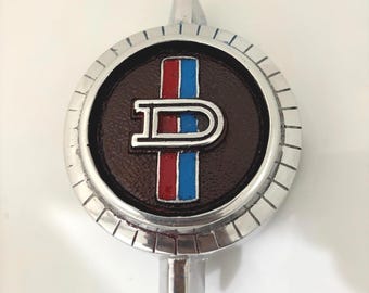 Emblema de metal fundido a presión hecho a mano para la parrilla delantera del Datsun 1200