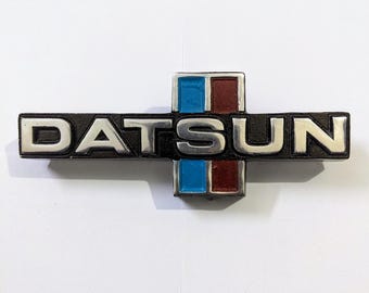 Emblema de rejilla delantera para camioneta Datsun 720 1600, fabricado en metal fundido a presión a mano.
