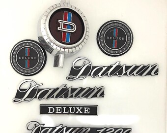 US.DATSUN メタルエンブレムとステッカーセット 貴重な物です ダットサン 1200 エンブレムセット：ハンドメイドダイキャストメタル