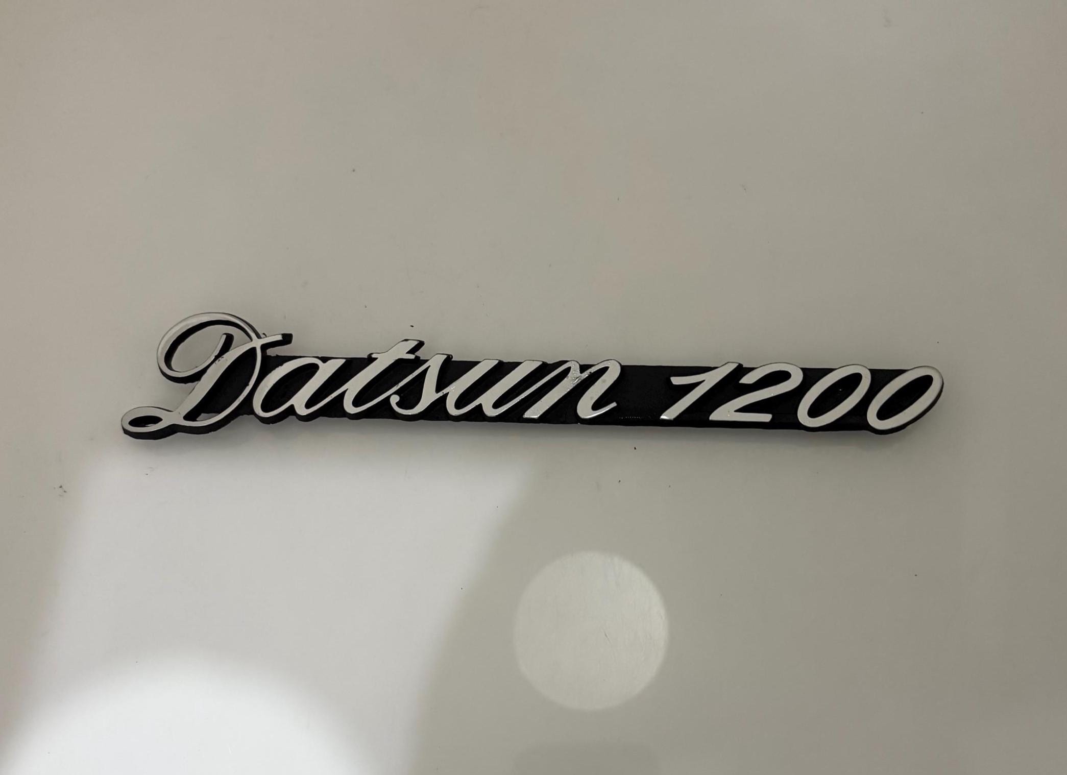 ダットサン 1200 エンブレムセット：ハンドメイドダイキャストメタル 