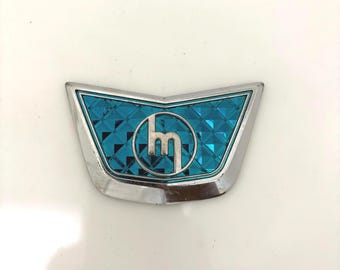 Emblema del capó del Mazda 1300: adorno de plástico ABS hecho a mano para coche.