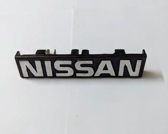 Emblema de rejilla delantera del Nissan Sunny B12 en metal fundido a presión hecho a mano