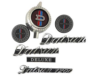 Emblemas Datsun 1200: Insignias de metal fundido a presión y ABS hechas a mano