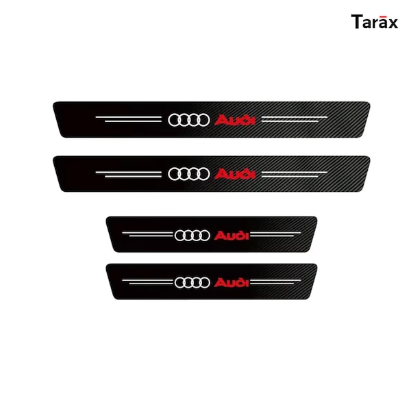 以下が含まれることがあります： 赤色のAudiロゴが付いた、4つの黒い車のドアシルプロテクター。各プロテクターはカーボンファイバーの質感と白いアクセントラインを備えています。プロテクターは、白い背景に対して千鳥状に配置されています。