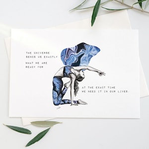 Könnte beinhalten: Ein motivierendes Zitat über das Universum, das uns genau das schickt, worauf wir vorbereitet sind, zum genauen Zeitpunkt, an dem wir es in unserem Leben brauchen, illustriert mit einer Frau in einer Yoga-Pose.