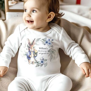 Personalisiertes Tauf-Strampler-Latz Set: Häschen-Design-Baby-Strampler