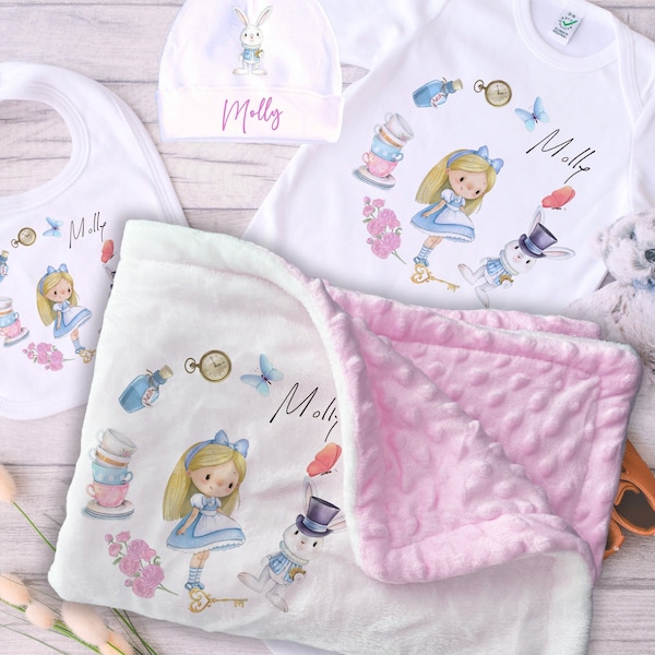 Alice im Wunderland Schlafanzug und Lätzchen, personalisierte Qualität Baby Decke Hut, Baby-Strampler, Baby Footie Baby Schlafanzug,