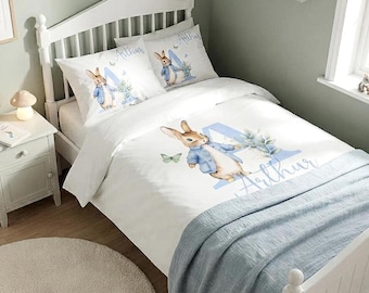 Juego de ropa de cama individual o doble personalizado con edredón infantil Blue Rabbit y cesta de juguetes a juego.